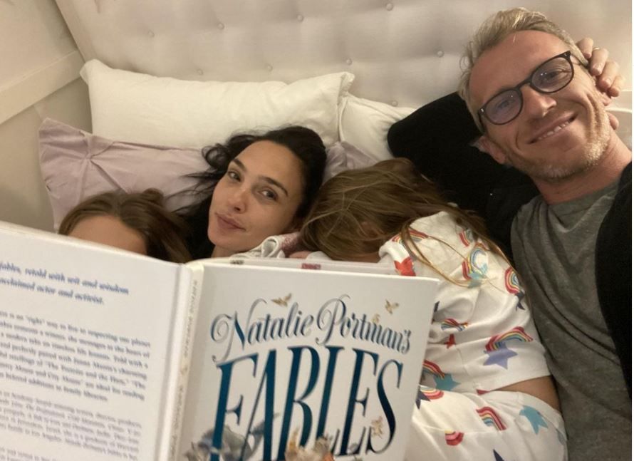 Gal Gadot și-a etalat burtica de gravidă &icirc;n costum de baie. Eroina din &ldquo;Wonder Woman&rdquo; așteaptă al treilea copil