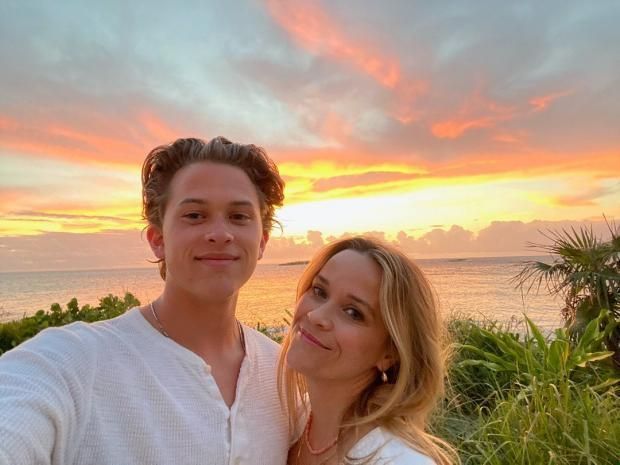 La 17 ani, fiul lui Reese Witherspoon este un t&acirc;năr foarte chipeș. Deacon i-a cucerit pe fanii actriței
