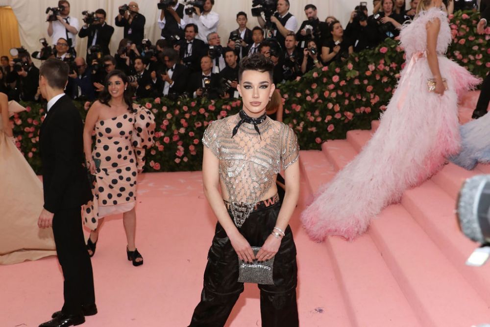 Cum a fost pedepsit celebrul vlogger James Charles, după ce a făcut avansuri explicite unor minori