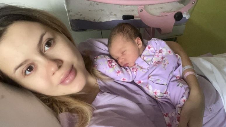 Emily Burghelea, prima imagine cu chipul fetiței sale. &rdquo;A venit momentul să o cunoașteți&rdquo;
