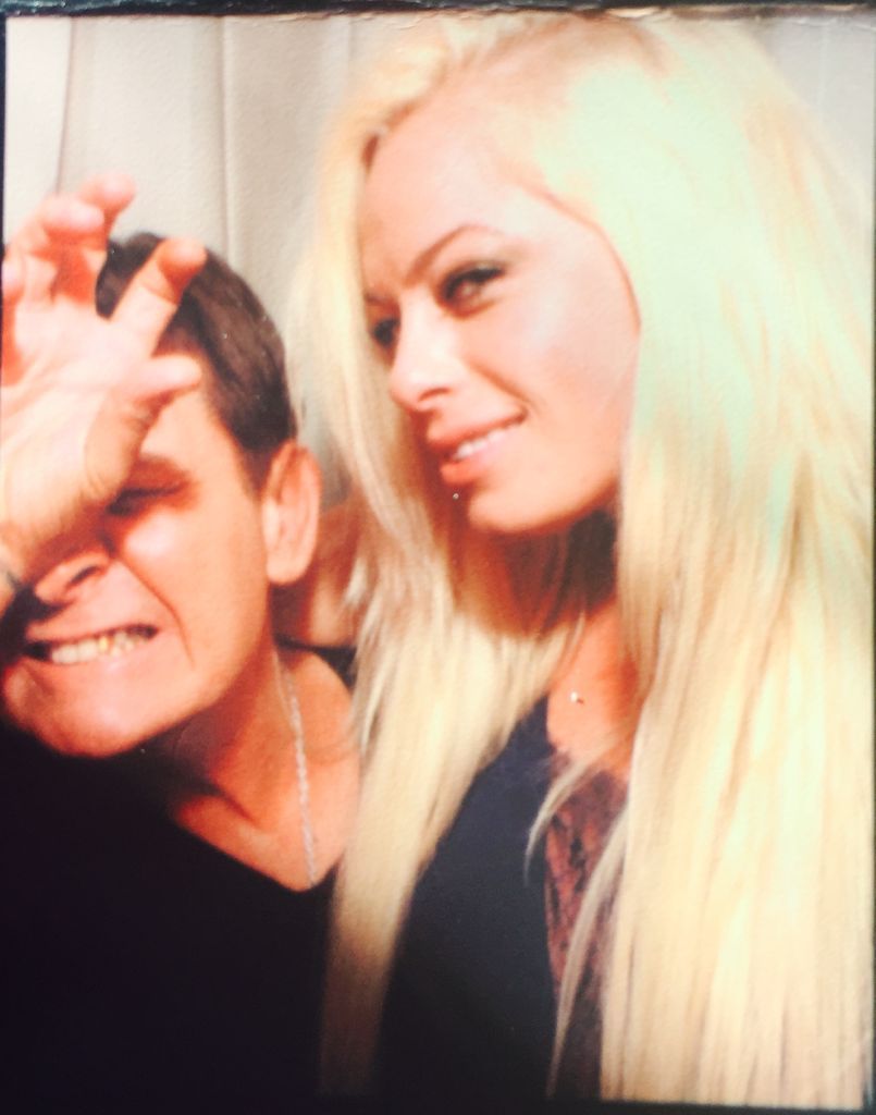 Iubita lui Charlie Sheen, dezvăluiri despre momentul &icirc;n care actorul i-a spus că are HIV