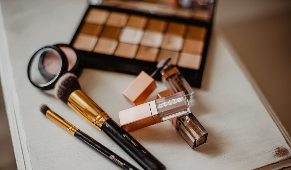 5 produse de make-up multifuncționale pe care să le folosești vara asta