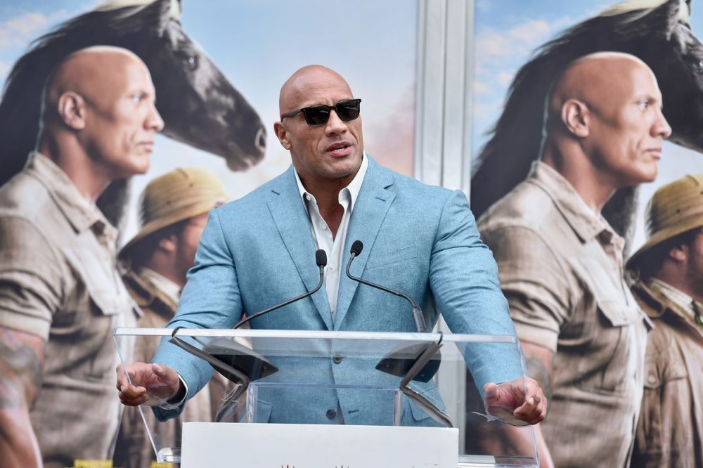 Dwayne Johnson, surprins de paparazzi alături de soția lui, pe străzile din Beverly Hills