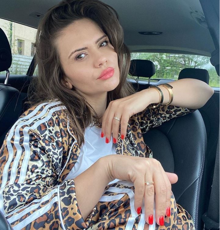Cristina Șișcanu, fotografiată &icirc;n timp ce alăpta &icirc;n public. Ce reacții au st&acirc;rnit pozele &icirc;n mediul online
