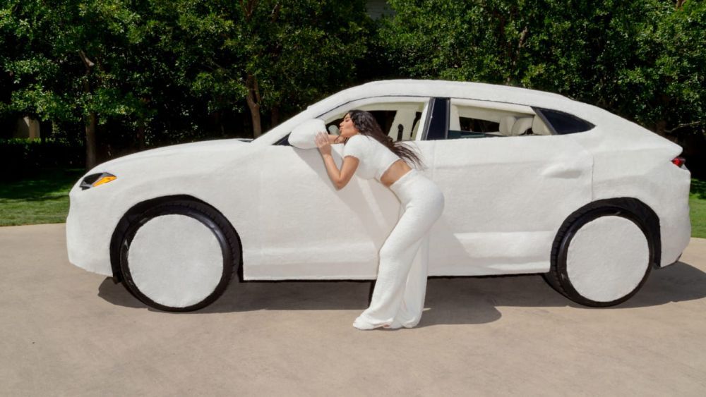 &rdquo;Bombardiera&rdquo; supremă! Kim Kardashian are un Lamborghini &icirc;nvelit &icirc;n blăniță albă