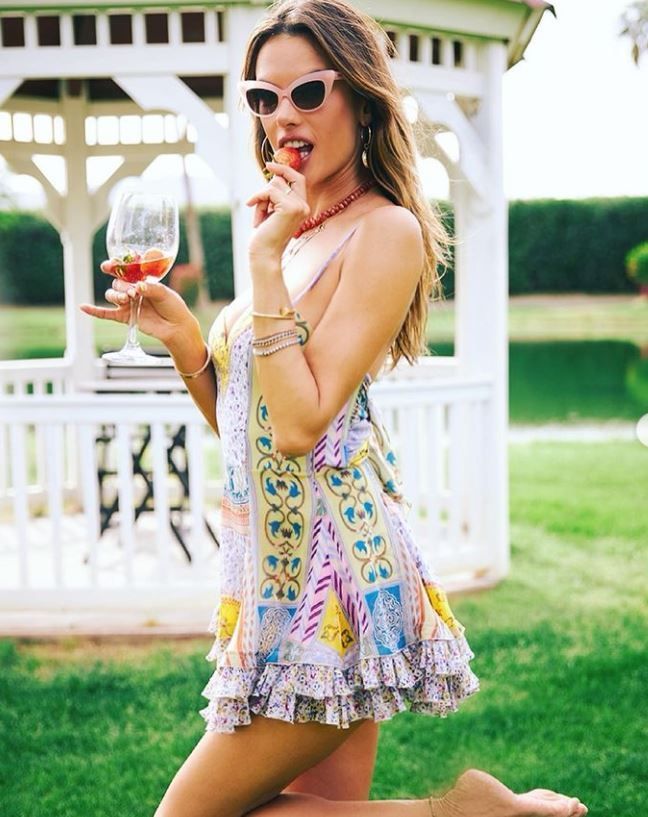 Alessandra Ambrosio, apariție irezistibilă &icirc;n costum de baie la 40 de ani