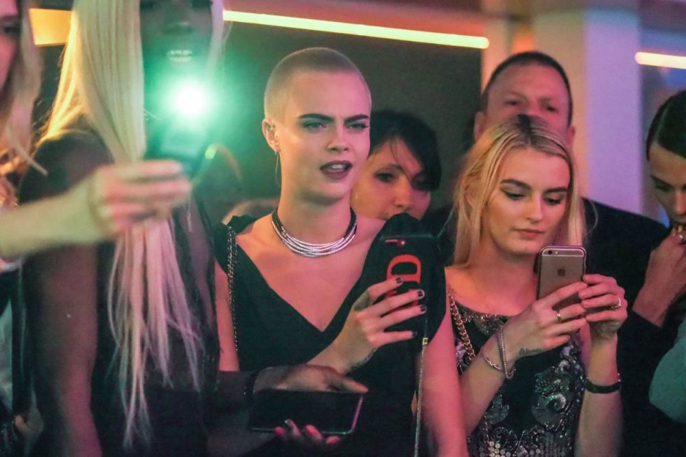 Cara Delevingne, &icirc;nt&acirc;mplare ireală. &rdquo;Am fost prinsă &icirc;n timp ce &icirc;ntrețineam relații intime &icirc;n avion&rdquo;