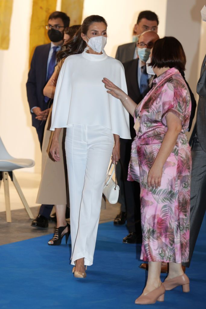 Regina Letizia, ținuta complet albă &icirc;n care a impresionat la un t&acirc;rg de artă