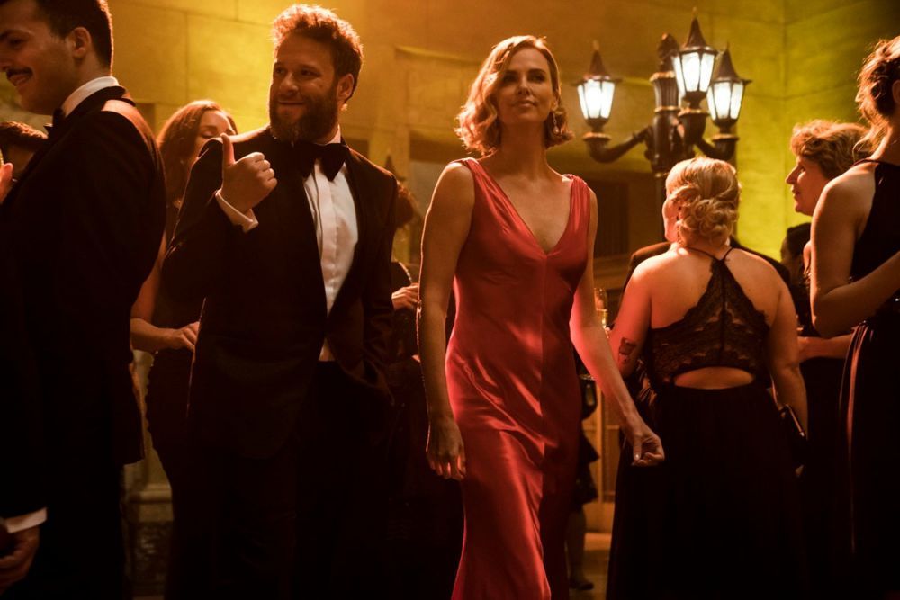 Superbă la 45 de ani! Cum a fost surprinsă Charlize Theron la plajă