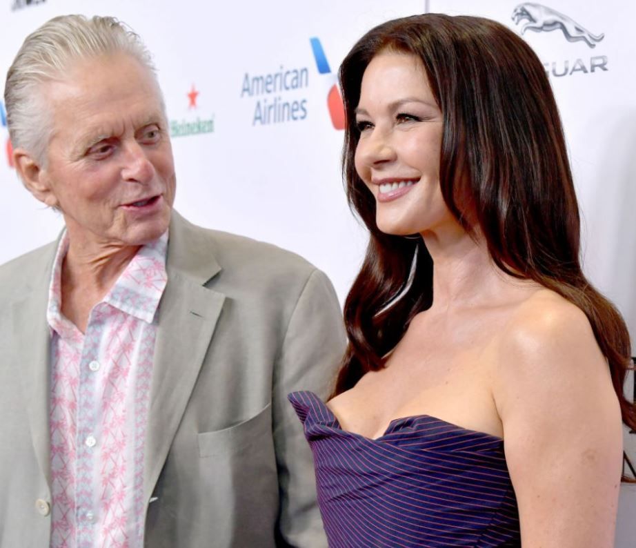 Catherine Zeta Jones &icirc;nv&acirc;rte cercul Hula hoop ca o adolescentă. &bdquo;Așa, surioară. Ești incredibilă&rdquo;.