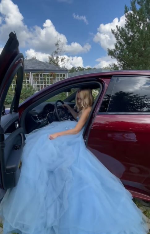 Soția patinatorului rus Evgeni Plushenko &icirc;și alege mașina &icirc;n funcție de culoarea ținutei. &Icirc;n ce lux trăiește familia sportivului