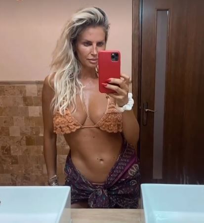 Andreea Bănică, apariție răvășitoare la plajă. Și-a etalat abdomenul cu pătrățele, spre admirația fanilor