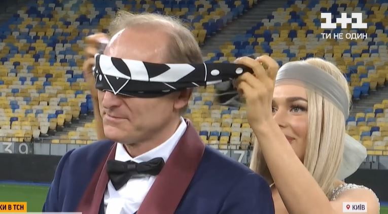 Și-a ademenit iubitul pe stadion, iar acolo l-a așteptat cu preotul. Ce a urmat l-a șocat pe bărbat