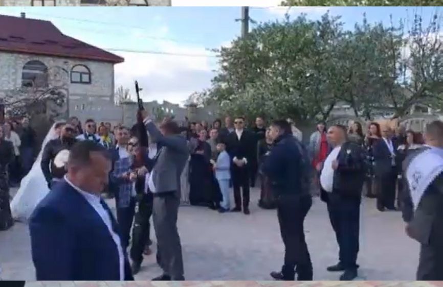 VIDEO Focuri de mitralieră la o nuntă. Solistul Adrian Minune a fost de față