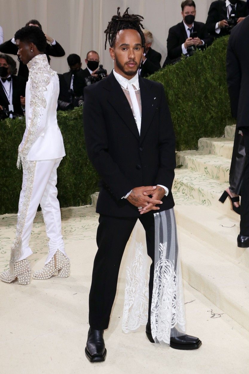 Lewis Hamilton, apariție de senzație la Met Gala! Ce a purtat peste costum