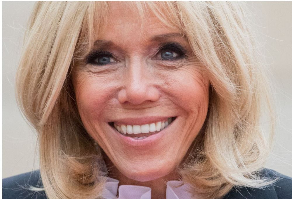 Brigitte Macron, &icirc;ntr-o rochiță roz care o face cu 20 de mai t&acirc;nără