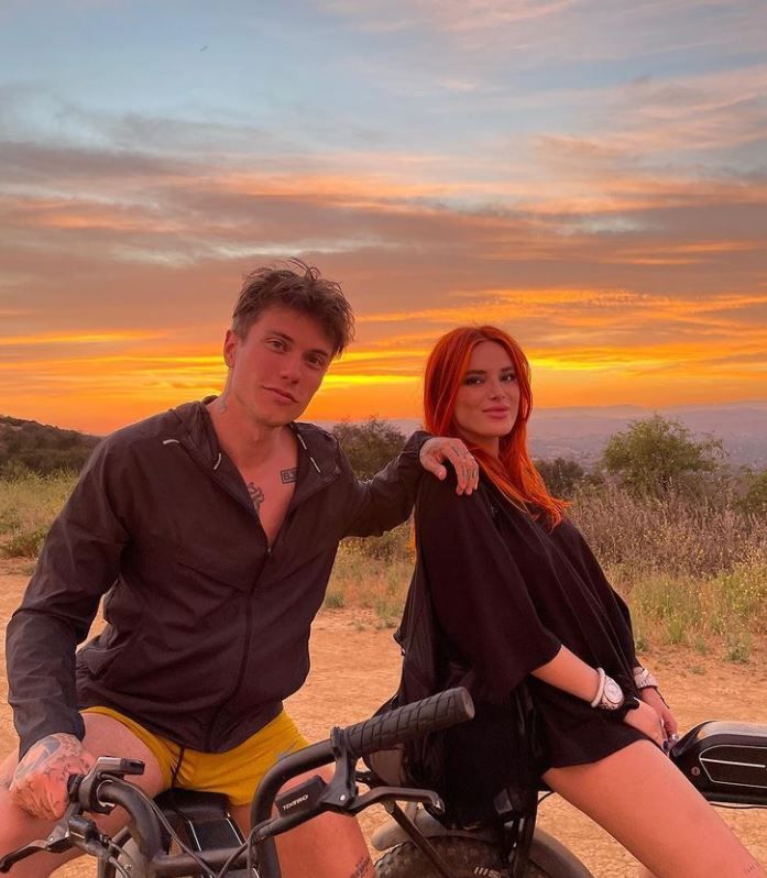 Bella Thorne, ședință foto incendiară &icirc;n rochie de mireasă, alături de logodnicul ei