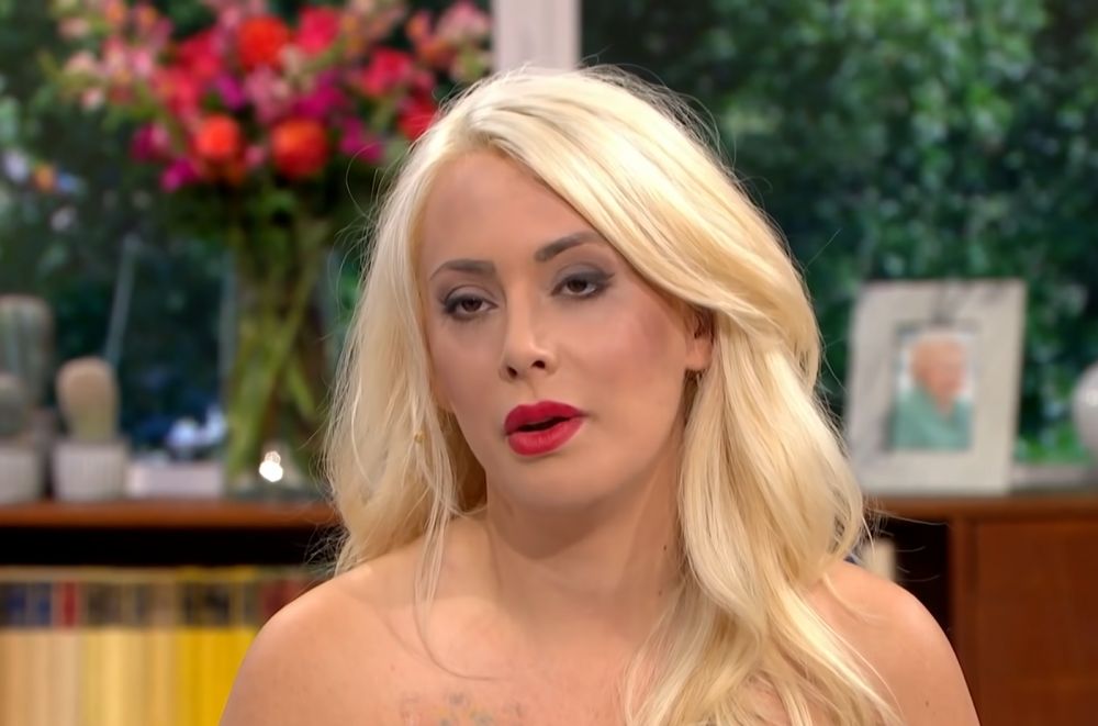 Femeia care a venit complet dezbrăcată la o emisiune celebră a st&acirc;rnit controverse &icirc;n Marea Britanie