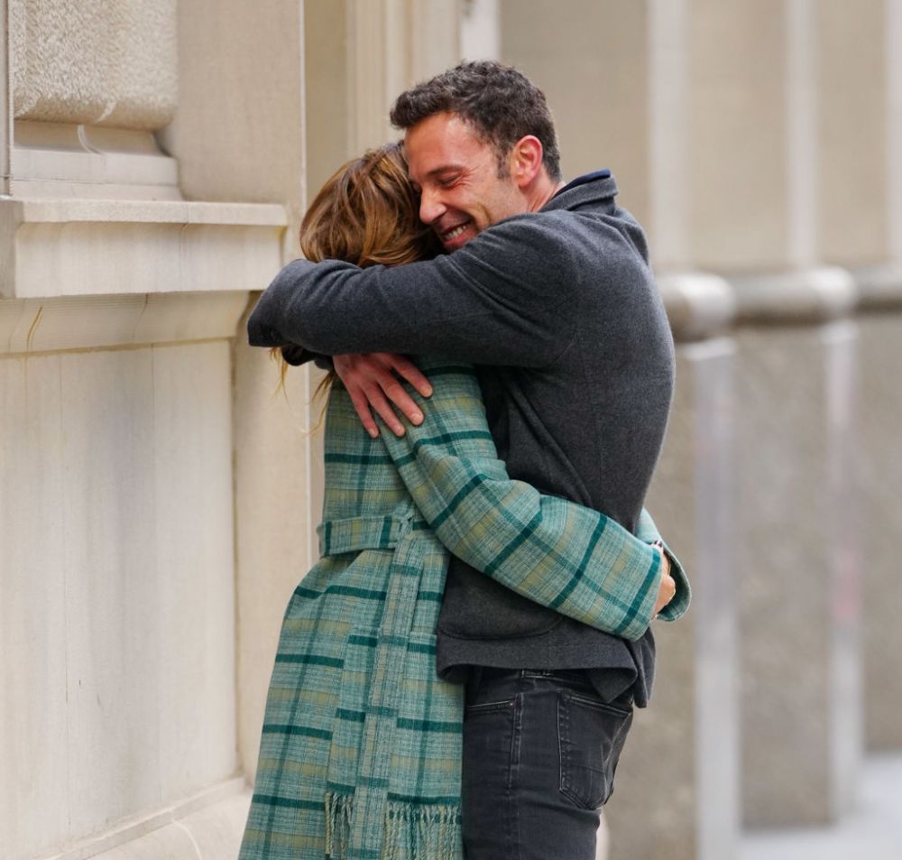 Jennifer Lopez și-a etalat abdomenul cu pătrățele pe covorul roșu. Cum au surprins-o paparazzii alături de Ben Affleck