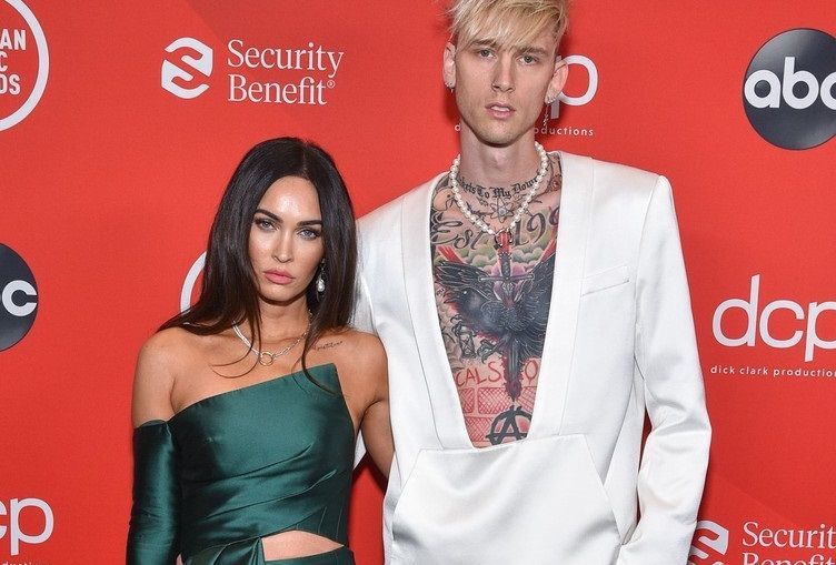 Megan Fox, ședință foto controversată alături de Machine Gun Kelly. Ipostazele &icirc;n care s-au fotografiat i-au surprins pe fani