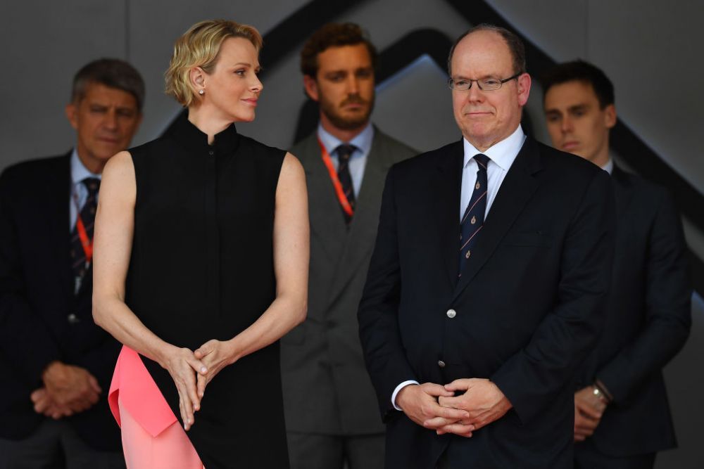 Prințesa Charlene s-a &icirc;ntors &icirc;n Monaco după jumătate de an petrecut departe de familie! S-a fotografiat alături de soț și cei doi copii&nbsp;