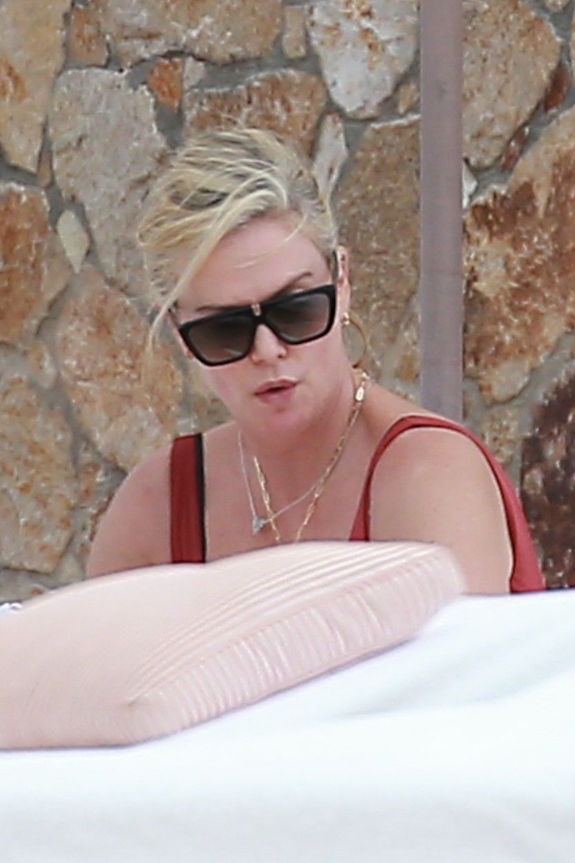 Charlize Theron, surprisă de paparazzi la plajă! Cum a fost fotografiată