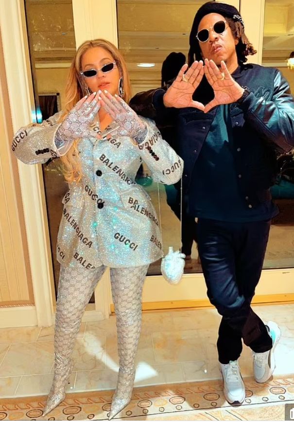 Lux și opulență! Beyonce, apariție extravagantă: s-a &icirc;mbrăcat &icirc;n cristale din cap p&acirc;nă &icirc;n picioare