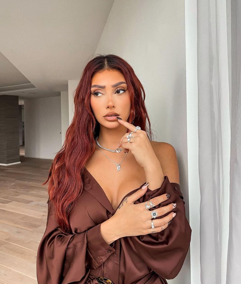 Senzuala Francesca Farago și-a pregătit outfitul pentru Crăciun. Lenjeria intimă care o scoate din anonimat