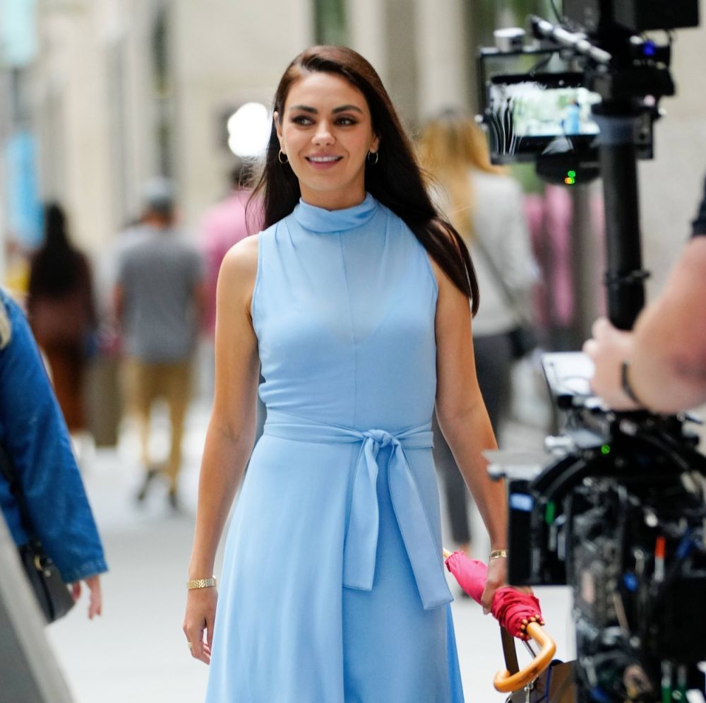 Mila Kunis, surprinsă de paparazzi pe străzile din Beverly Hills! Cum a fost fotografiată