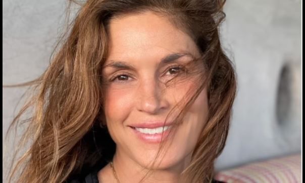 Cindy Crawford, senzaționala &icirc;n costum de baie, la 55 de ani