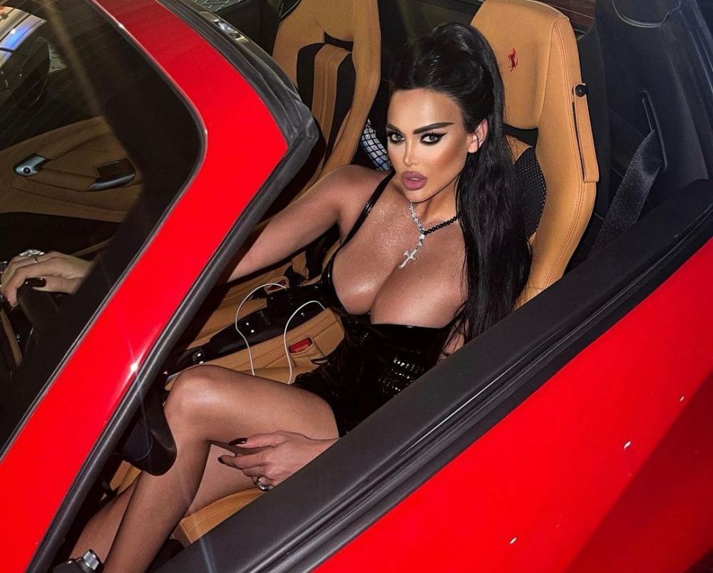 Varianta brunetă a Biancăi Drăgușanu! Bomba sexy care duce o viață de lux și &icirc;ntoarce toate privirile pe stradă