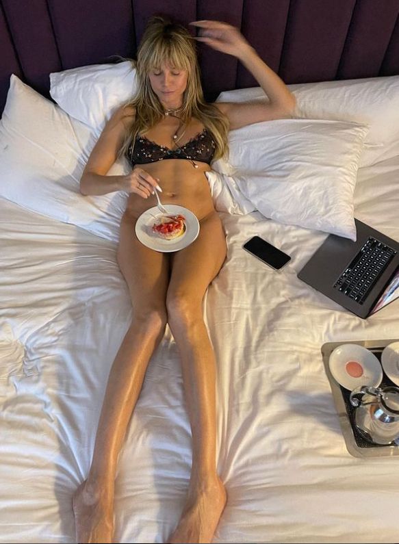 Heidi Klum, apariție spectaculoasă &icirc;ntr-o rochie &icirc;ndrăzneață. La 48 de ani se m&acirc;ndrește cu o siluetă perfectă
