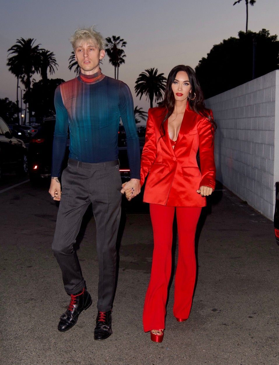 Megan Fox și Machine Gun Kelly s-au logodit. După care și-au băut reciproc s&acirc;ngele
