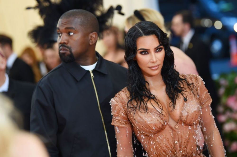 Kanye West, parada modei alături de noua iubită, Julia Fox. Reacția fanilor: &ldquo;&Icirc;ncearcă s-o copieze pe Kim&rdquo;