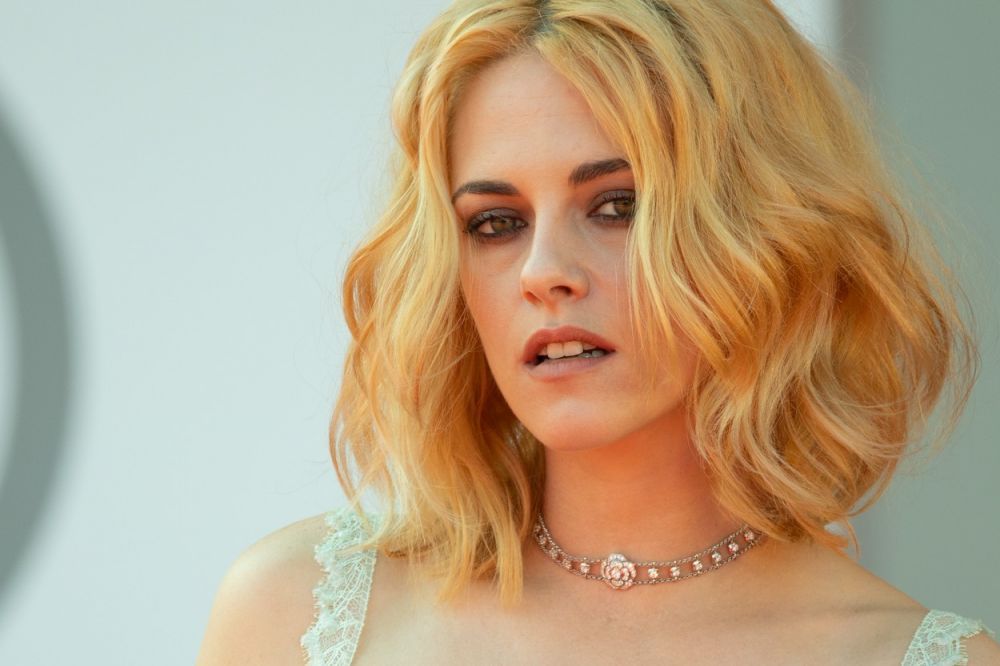 Kristen Stewart despre nunta cu iubita ei: &ldquo;Vreau să port o pereche de jeans, un tricou vechi tăiat și să merg desculță&rdquo;