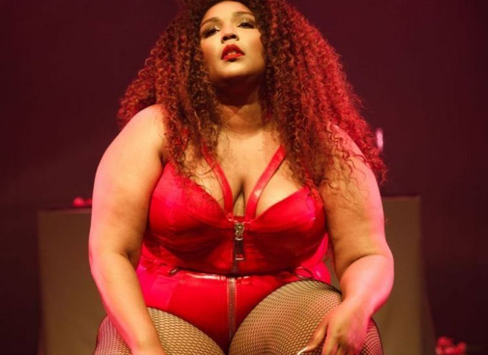 Lizzo s-a filmat complet goală după ce a recunoscut că s-a &icirc;ngrășat: &bdquo;Dacă mă iubiți, mă iubiți cu totul&rdquo;