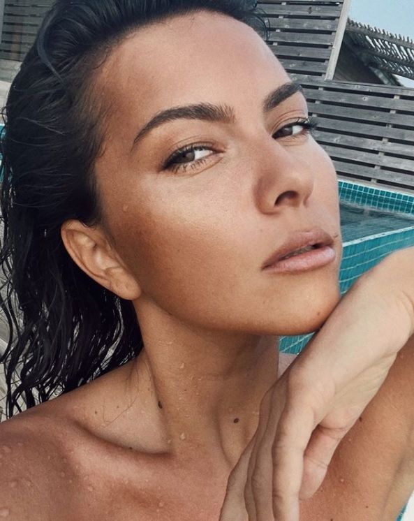 Inna, apariție incendiară pe Instagram! Și-a făcut topless un selfie și a adunat zeci de mii de like-uri