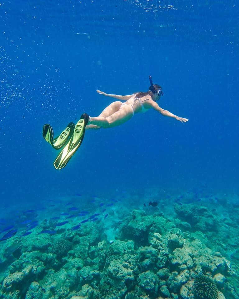Mira, sexy la plajă &icirc;ntr-un costum de baie decupat ce aproape că i-a lăsat s&acirc;nii la vedere