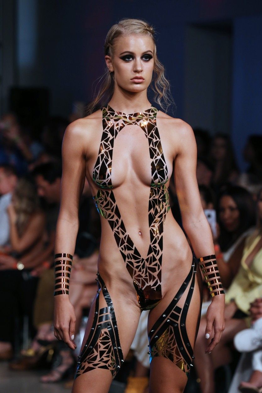 The Black Tape Project, prezentare &icirc;ndrăzneață la NY Fashion Week: modelele au defilat acoperite doar de o bandă neagră