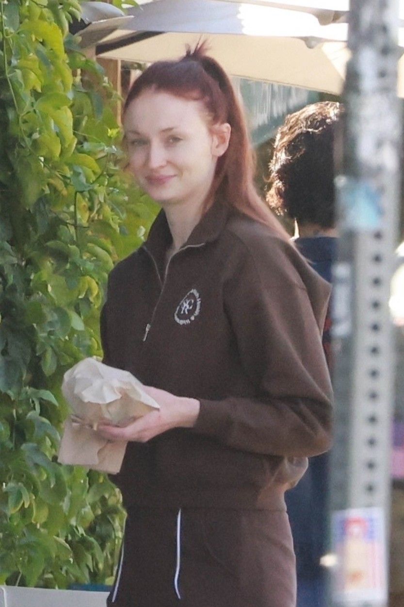 Sophie Turner e &icirc;nsărcinată? Cum a fost surprinsă de paparazzi