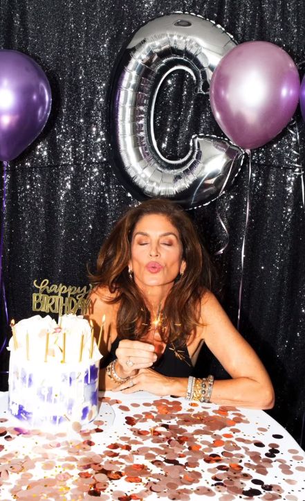 Cindy Crawford a &icirc;mplinit 56 de ani și demonstrează că a rămas &ldquo;cel mai hot supermodel&rdquo; din lume