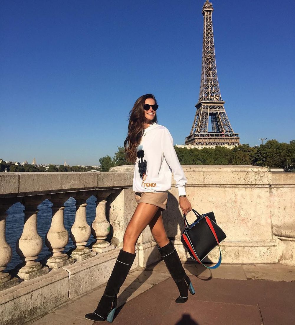 Apariția de la Arcul de Triumf care a oprit traficul și respirația șoferilor. Brazilianca a făcut furori &icirc;ntr-o ținută incendiară