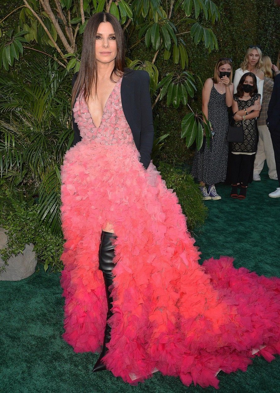 Sandra Bullock, apariție spectaculoasă &icirc;ntr-o ținută jumate costum, jumate rochie