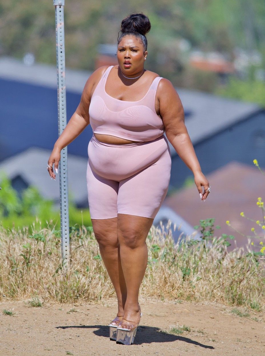 Lizzo, lipsită de inhibiții: la 130 kg, a apărut &icirc;n public &icirc;n lenjerie modelatoare și pe tocuri de 25 cm