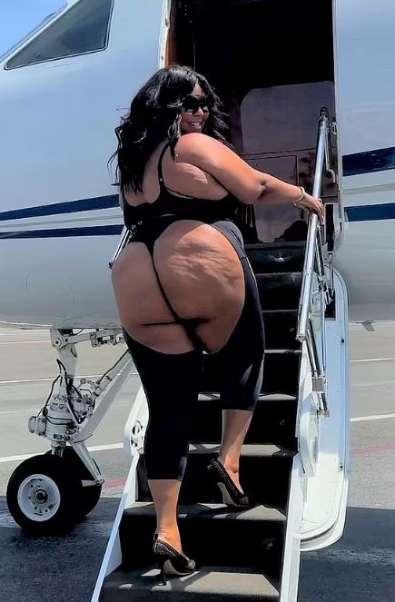 Lizzo, &icirc;n colanți decupați total &icirc;n zona posteriorului! Vedeta a șocat echipajul unui avion privat