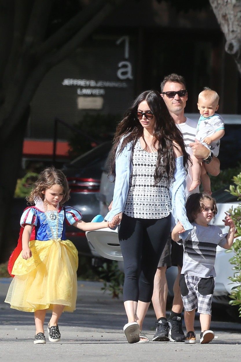 Megan Fox: &ldquo;Am un copil care suferă&rdquo;. Ce spune actrița despre fiul ei care se &icirc;mbracă &icirc;n haine de fete