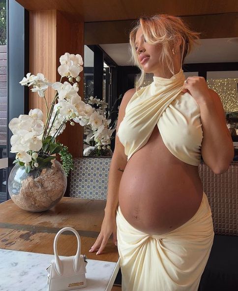 &ldquo;Belly out&rdquo;, noul trend care face furori printre femeile &icirc;nsărcinate. Adriana Lima, cea mai noua adeptă