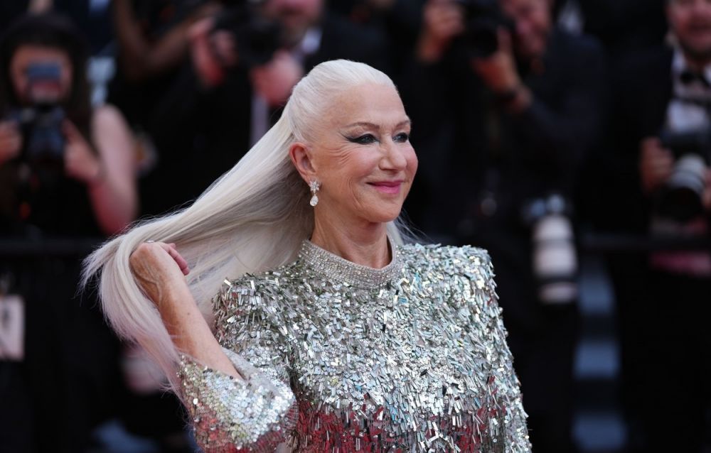 Helen Mirren, de nerecunoscut! Extensiile de păr au &icirc;ntinerit-o instantaneu