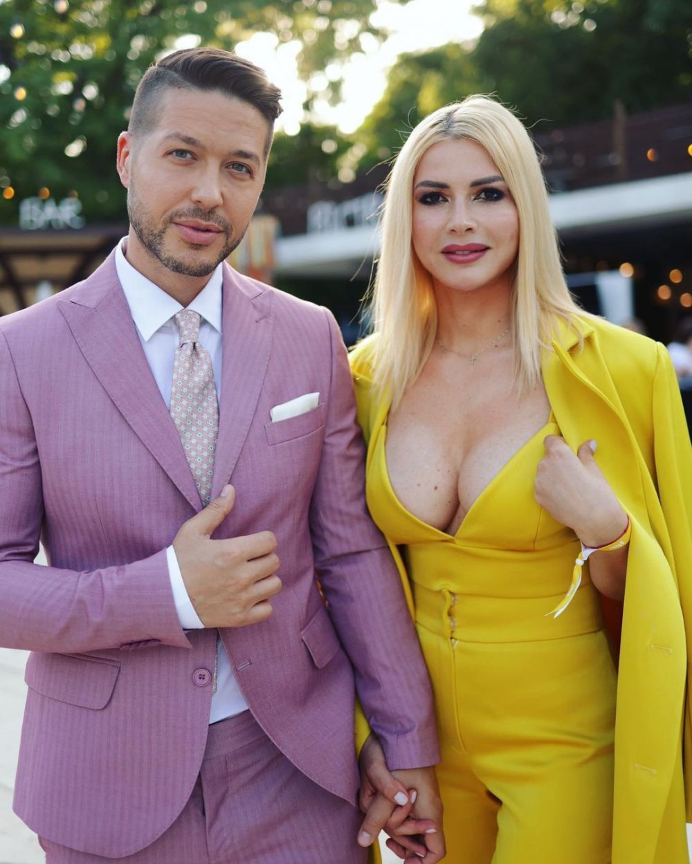 Jorge, cel mai invidiat bărbat la o petrecere mondenă. Soția lui a atras toate privirile cu decolteul ei sexy