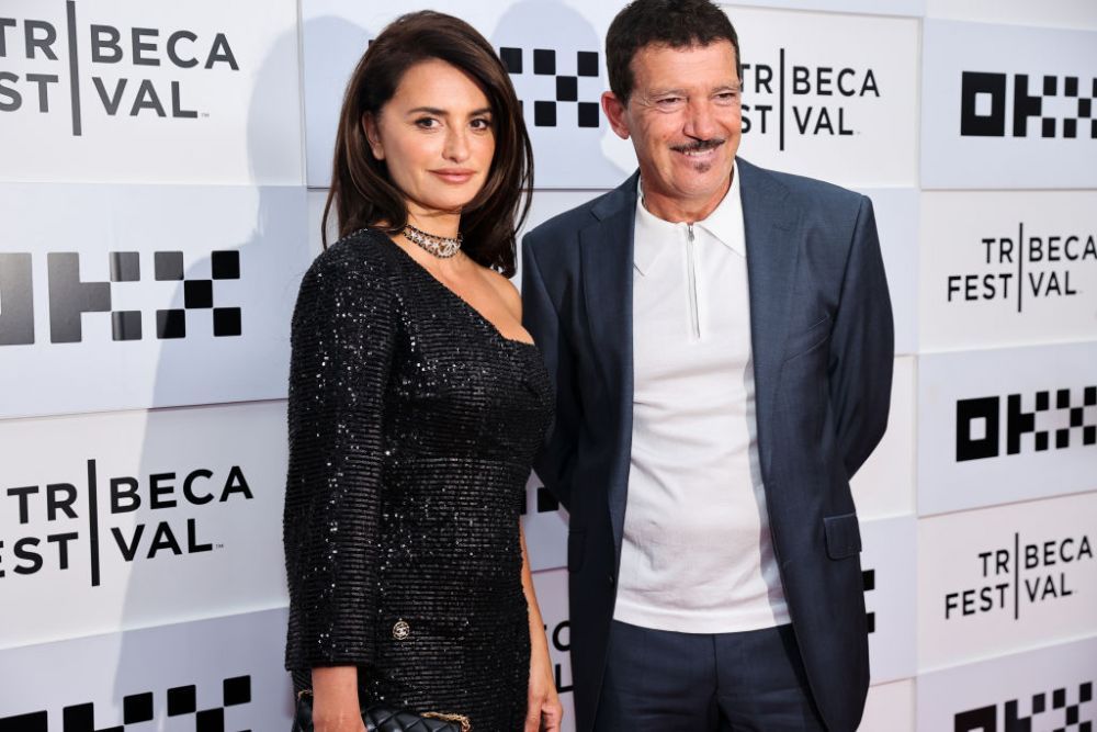 A &icirc;mplinit 48 de ani, dar are un chip de puștoaică! Penelope Cruz, apariție spectaculoasă alături de Antonio Banderas